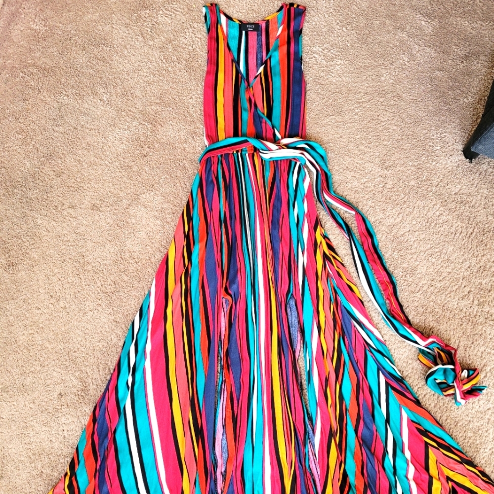 Vici maxi dress. Size small. Multicolor